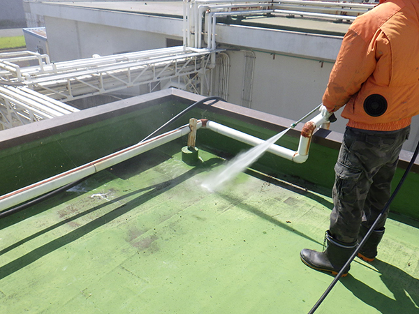 【防水工事】高圧洗浄<br />
<br />
長年積もった汚れ、藻やコケ、チョーキングも完全に除去する事が目的です。<br />
汚れの積もった下地には、塗料は密着せず、防水層の性能が落ち、不具合発生の原因になります。